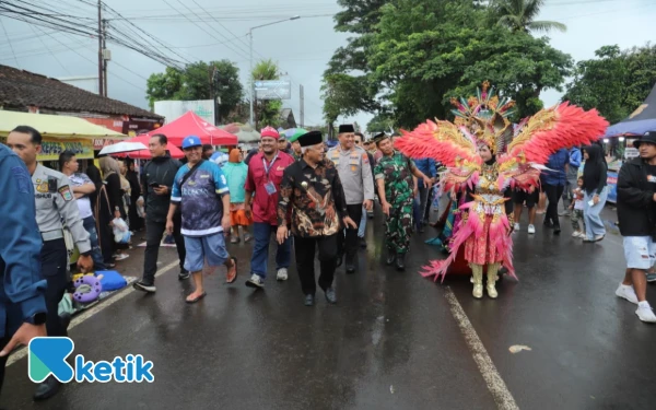 Foto Bupati Malang Sanusi saat pawai bersama peserta Gondanglegi Kabupaten Malang. (Foto: Panitia Pesona Gondanglegi/Ketik. com)