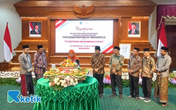 Foto Gubernur Khofifah potong tumpeng, diberikan ke ahli waris, para kiai dan keluarga besar KH Syaikhona Muhammad Kholil (Foto: Martudji/Ketik.com)