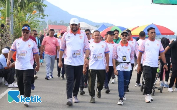 Foto Bupati dan jajaran berjalan santai (Foto:Mursal/Ketik.com)