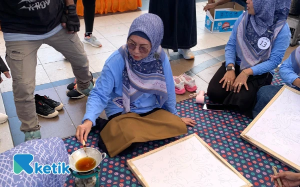 Foto Mardiana Helmi saat mempraktekkan cara Membatik (Foto: Mursal/Ketik.com)