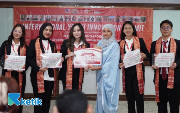 Foto Setyaning Rahayu (dua dari kiri) di ajang International Youth Innovation Summit (IYIS) #16 Chapter Malaysia–Singapore, 14 November 2025 (Foto: Dok. Setyaning Rahayu for Ketik.com)