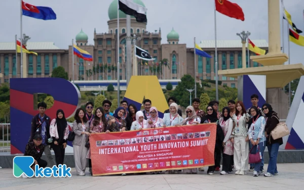 Foto Setyaning Rahayu bersama para peserta International Youth Innovation Summit (IYIS) #16 Chapter Malaysia–Singapore, 14 November 2025 (Foto: Dok. Setyaning Rahayu for Ketik.com)