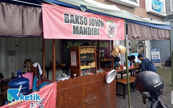 Foto View warung Bakso Jowo Mandiri yang ramai pengunjung di daerah Polehan Malang. (Foto: Aliyah/Ketik.com)