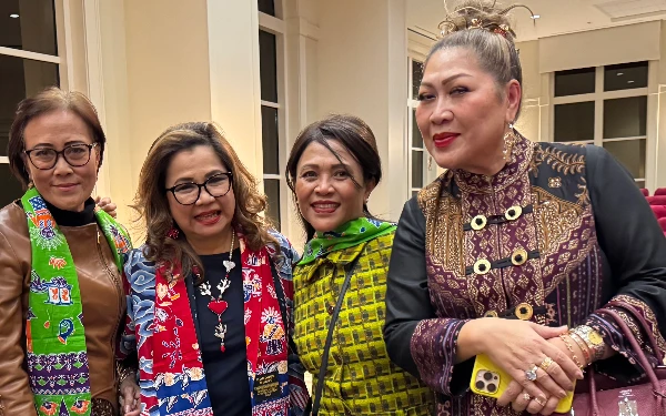 Foto Konsul Jenderal Houston Ourina Ritonga dengan peserta VIP dan penyanyi Rey Wowor Graham