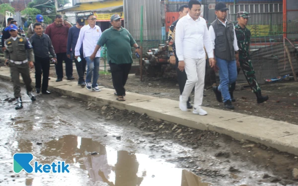 Foto Bupati Subandi berjalan bersama Camat Waru Ahmad Nawari untuk mengecek progres proyek betonisasi Jalan Desa Kureksari--Kepuhkiriman, Waru, pada Sabtu (15 November 2025). (Foto: Fathur Roziq/Ketik.com)