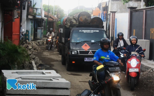 Foto Kondisi Jalan Kureksari, Waru, yang hendak dibeton. Materiall galian dan batu-batuan diminta dibersihkan agar tidak mengganggu pengguna jalan. (Foto: Fathur Roziq/Ketik.com)