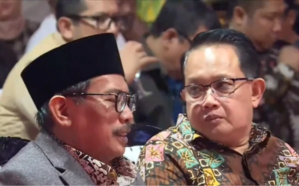 Foto Sekdaprov Jatim Adhy Karyono  didampingi Ketua DPRD Jatim  Musyafak Rouf hadir di Pagelaran Wayang Kulit . (Fotp: Ist)