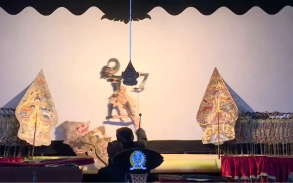 Foto Dalang Ki Sabdo Purbo menceritakan  akhirnya Betara Kala kalah 
 (Foto: Ist)