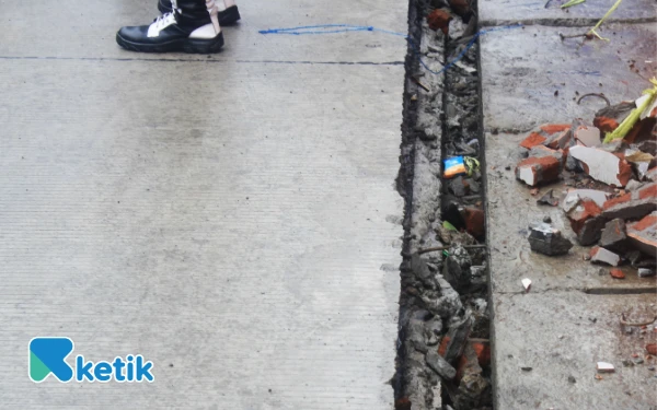 Foto Material proyek jalan beton yang masih berserakan di sekitar lokasi proyek Desa Tambak Rejo, Kecamatan Waru, Sidoarjo.  (Foto: Fathur Roziq/Ketik.com)