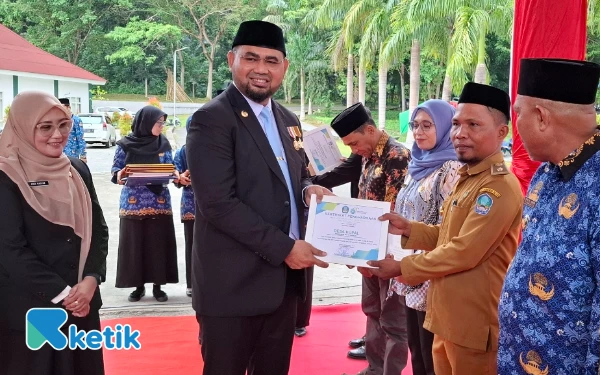 Foto Salah satu Kepala Desa Menerima piagam ODF (Foto: Mursal/Ketik.com)