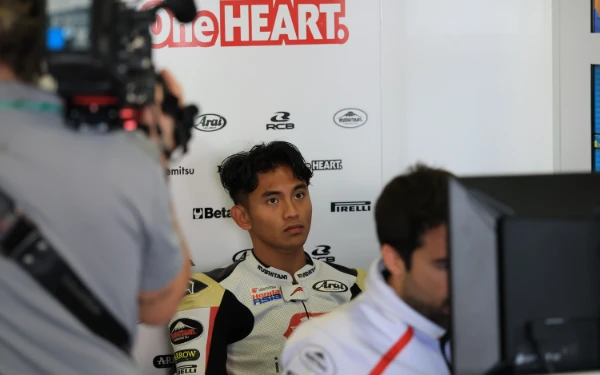 Foto Pembalap Indonesia Mario Suryo Aji di paddock timya pada Moto2 2025. (Foto: Honda Team Asia)
