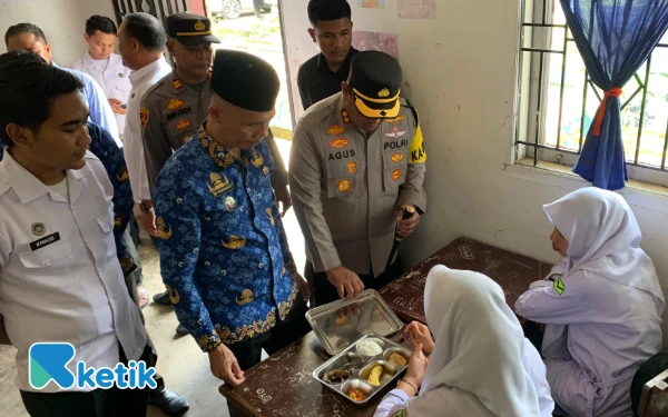Foto Wakil Bupati Abdya, Zaman Akli bersama Kapolres Abdya, AKBP Agus Sulistianto melihat menu makanan siswa dalam program MBG di SMAN 7 Babahrot, Senin, 17 November 2025. (Foto: T. Rahmat/Ketik)