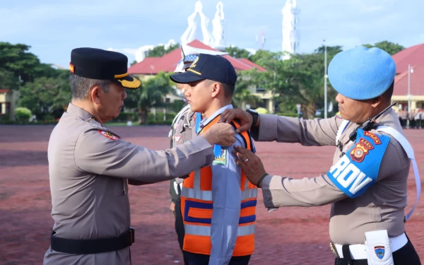 Foto Penyematan Pita tanda Operasi Zebra Seulawah 2025 saat Apel Gelar Pasukan di Mapolda Aceh, Senin, 17 November 2025. (Foto: Dokumentasi Bidang Humas Polda Aceh.)