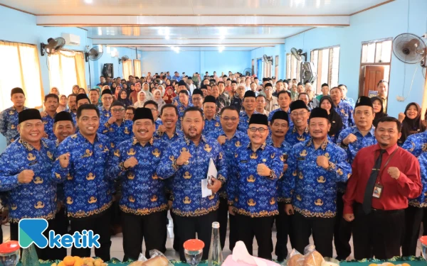 Foto Bupati Gresik Bersama Guru-Guru SMP Swasta dan Negeri Dalam Sosialisasi Anggaran BOSDA 2026 di UPT SMPN 22 Gresik, Senin, 17 November 2025 (Foto: Daniel Andayawan/Ketik.com)