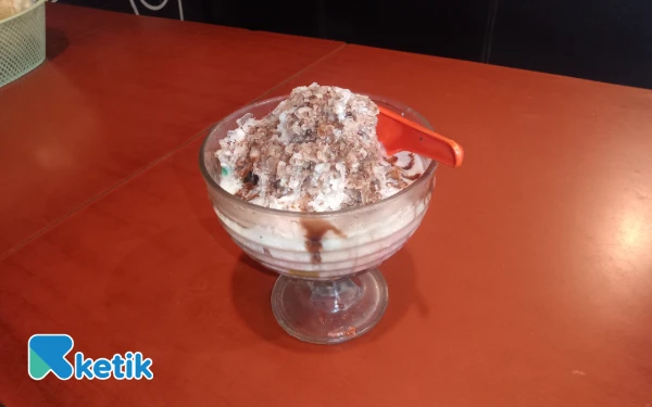 Foto View Es Campur legendaris yang nikmat di Depot Es Taloen Malang. (Foto: Aliyah/Ketik.com)