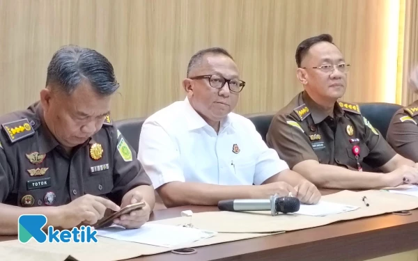 Foto Kajati Sumsel Dr. Ketut Sumedana saat memaparkan perkembangan terbaru perkara dugaan korupsi kredit PT BSS dan PT SAL dalam konferensi pers di Gedung Kejati Sumsel. Senin 17 November 2025 (Foto: M Nanda/Ketik.com)