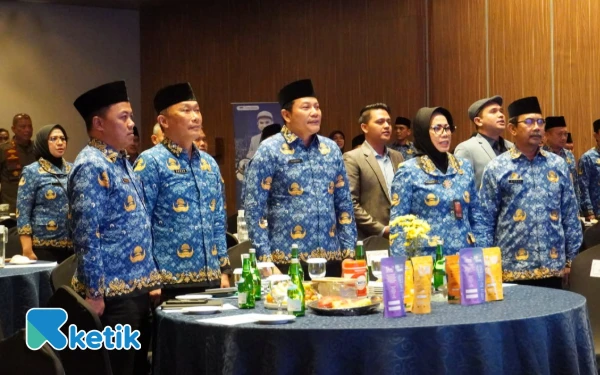 Foto Dari kiri, Plt Kepala Kanreg II BKN Surabaya Basuki Ari Wicaksono, Kepala BKN Prof Zudan Arif Fakrulloh, Bupati Sidoarjo Subandi, Sekda Fenny Apridawati, dan Kepala BKD Sidoarjo M. Misbachul Munir menghadiri forum Peningkatan Kapastitas Kepala OPD di Pemkab Sidoarjo. (Foto: Kominfo Sidoarjo)