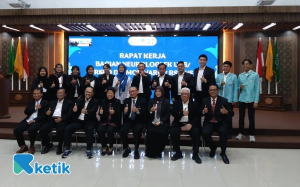 Foto Para peserta Rapat Kerja Bagian Neurologi FK UNS/RSUD dr. Moewardi/RS UNS berfoto bersama usai acara di Auditorium FK UNS, Selasa, 18 November 2025. (Foto: RSUD for Ketik)