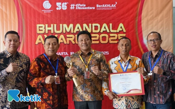 Foto Bupati  Sidoarjo Subandi diapit (kiri) oleh Kepala Dinas Perizinan dan Penanaman Modal  Ridho Prasetyo, Wakil Ketua DPRD Warih Andono, Asisten II M. Mahmud, dan Kepala Dinas PU Bina Marga dan Sumber Daya Air Sidoarjo  Dwi  Eko Saptono. (Foto: Kominfo Sidoarjo)