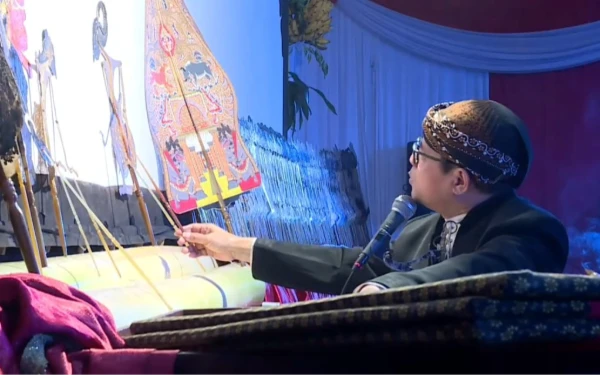 Foto Dalang Ki Purbo Asmoro membawakan lakon Wahyu Katresnan di halan Gedung DPRD Jatim,  Jumat, 14 November 2025. ( Foto: Ist)