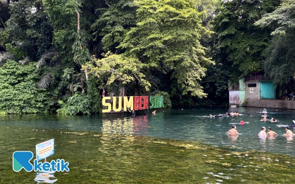 Foto View banyak pengunjung yang berenang di Sumber Sira Malang. (Foto: Aliyah/Ketik.com)