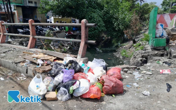 Foto Volume sampah plastik yang terus meningkat picu ancaman mikroplastik yang bisa mencemari air dan udara (Foto: Mustopa/Ketik.com)