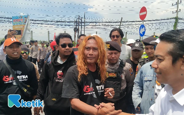 Foto Ali Candi ketua Genpatra (rambut panjang) saat ditemui Zainul Arifin Kepala Disnaker Gresik di depan Jiipe.  (Foto : Sutejo,Rc/Ketik.com)