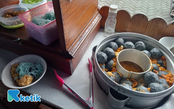 Foto View pentol hitam dengan kuah pedas di Bakso Jowo Mandiri. (Foto: Aliyah/Ketik com)