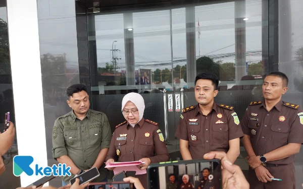 Foto Fadilah Helmi Kepala Kejaksaan Negeri Sampang saat konferensi pers kasus korupsi dana PEN. Rabu, 19 November 2025.