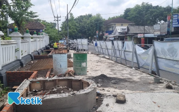 Foto Wajah baru Jalan KRT Pringgodiningrat Sleman segera terwujud! Pembangunan kembali jalur pedestrian ini fokus mengubah kabel semrawut menjadi ducting bawah tanah, sekaligus mempercantik kawasan dengan granit dan ruang hijau yang nyaman. (Foto: Fajar Rianto/Ketik.com)