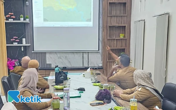 Foto Pelaksanaan raoat perampungan proses kompilasi serta verifikasi koordinat calon wilayah WPR di Nagan Raya, Selasa, 18 November 2025. (Foto: Zulhelmi for Ketik)
