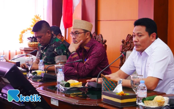 Foto Bupati Sidoarjo Subandi (kanan), Ketua DPRD Sidoarjo Abdillah Nasih, serta Dandim 0816/Letkol Czi Shobirin Setio Utomo menghadiri rapat koordinasi tentang Flyover Gedangan pada Rabu (19 November 2025).  (Foto: Kominfo Sidoarjo)