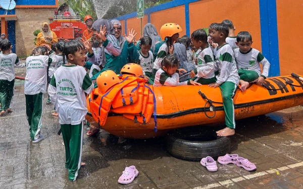Foto Simulasi menaiki kapal satgas bencana (Foto: Ari Siswanto/ketik.com)