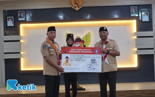 Foto Ketua Kwarda Pramuka Jatim HM Arum Sabil (kiri), Wali Kota Kediri Vinanda Prameswati (tengah) dan Ketua Kwarcab Pramuka Kota Kediri AKBP Edy Herwiyanto (kanan) saat menerima penyerahan kartu tanda anggota. (Foto: Naufal/Ketik.com)