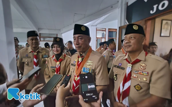 Foto Ketika Arum Sabil didampingi Wali Kota Kediri dan Ketua Kwarcab Kediri yang merupakan anak-bapak. Momen ini menjadi sejarah Kamabicab termuda di Indonesia. (Foto: Naufal/Ketik.com)
