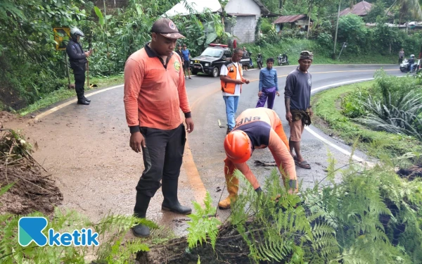 Foto Tim Terpadu bersama warga melakukan pembersihan meterial longsor di lintasan jalur jalan Singaraja Denpasar (suartha)