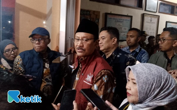 Foto Mensos Gus Ipul ketika meninjau Sekolah Rakyat sementara di Kabupaten Malang. (Foto: Binar Gumilang/Ketik.com