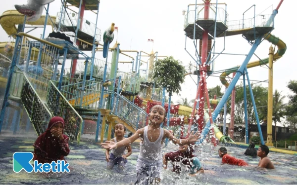 Foto Keceriaan anak-anak panti ketika diajak bermain air di Hawai Waterpark oleh IJTI Korda Malang Raya. (Foto: IJTI Korda Malang Raya for Ketik. com)