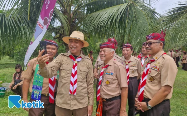 Foto Ketua Kwarda Pramuka Jatim HM Arum Sabil saat video call dengan Ketu Kwarnas Budi Waseso disaksikan rombongan pengurus Kwarda DKI Jakarta. (Foto: Naufal/Ketik.com)