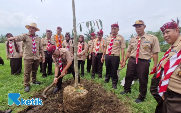 Foto Pengurus Kwarda Pramuka DKI Jakarta menanam bibit durian premium di pusat pelatihan pertanian di Padepokan HM Arum Sabil di Jember. (Foto: Naufal/Ketik.com)