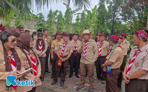 Foto Ketua Kwarda Pramuka Jawa Timur HM Arum Sabil mengarahkan langsung rombongan Kwarda Pramuka DKI Jakarta di Padepokan HM Arum Sabil di Jember. (Foto: Naufal/Ketik.com)