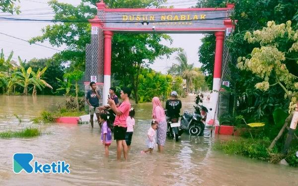 Foto Langganan banjir tahunan, Dusun Ngablak Desa  Kedung Rukem tergenang air luapan Kali Lamong. (Foto : TRC for Ketik.com)