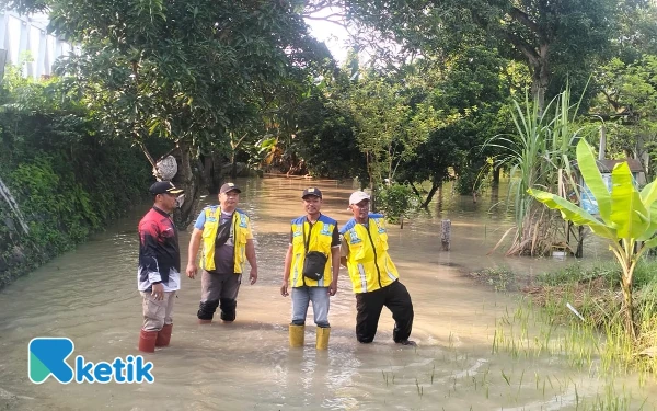 Foto Nur Sehat Kasi Trantib Balongpanggang (kiri) bersama tim selalu siap siaga saat bencana banjir melanda wilayahnya. (Foto : TRC for Ketik.com)