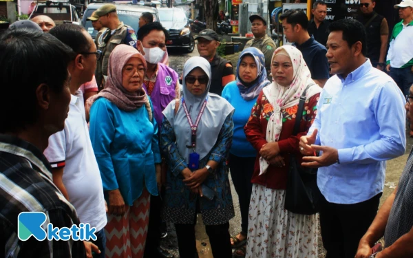 Foto Bupati Subandi mendengarkan dengan sabar keinginan dan harapan emak-emak warga Desa Bluru Kidul, Kecamatan Sidoarjo, terkait kondisi jalan yang berlubang.  Kerusakan Jalan Bluru Kidul segera diperbaiki. (Foto: Fathur Roziq/Ketik.com)
