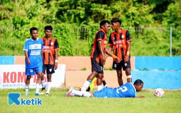 Foto Pemain belakang Papaceda melanggar penyerang Amasing Kota Utara Ajan Milito (Foto: Mursal/Ketik.com)