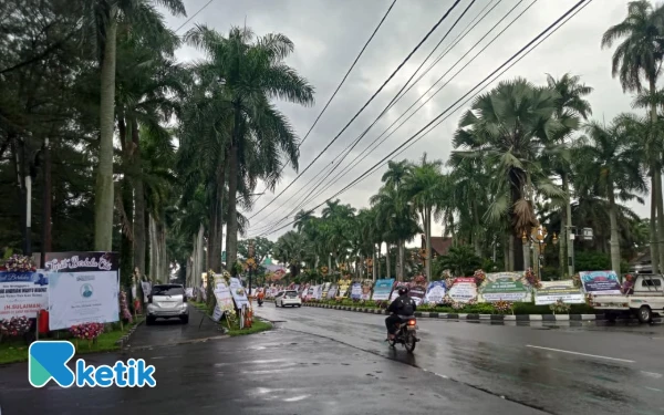 Foto Karangan bunga belasungkawa untuk Hanik Andriani istri Wali Kota Malang Wahyu Hidayat di Jalan Ijen, Sabtu, 22 November 2025. (Foto: Nurul Aliyah/ketik.com)