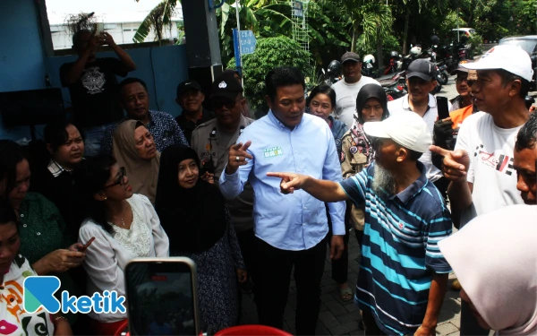 Foto Emak-emak dan perwakilan warga Perumahan Citra Fajar Golf berkeluh kesah di depan dapur umum. Bupati Subandi mendengarkan dengan sabar dan telaten. (Foto: Fathur Roziq/Ketik.com)