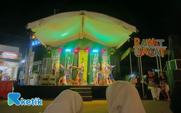 Foto Sejumlah warga menyaksikan penampilan kesenian di panggung Rawat Jagat 2025 yang digelar di sekitar Alun-alun Pacitan, Sabtu, 22 November 2025. (Foto: Al Ahmadi/Ketik)
