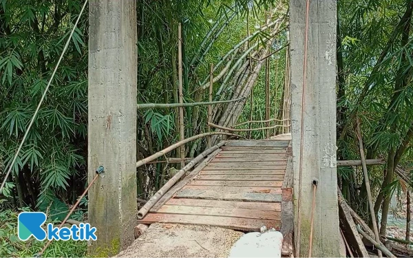Foto Jembatan gantung sementara yang diperbaiki warga Desa Sindangbarang Karangpucung. (Foto:Nani Eko/Ketik)