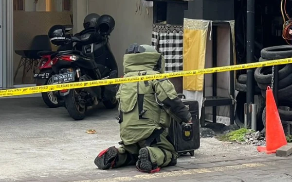 Foto Uni Jibom Gegana Brimob Polda Bali diterjunkan melakukan penanganan atas temuan koper tak bertuang di depan sebuah salon di Denpasar (Polresta Denpasar)